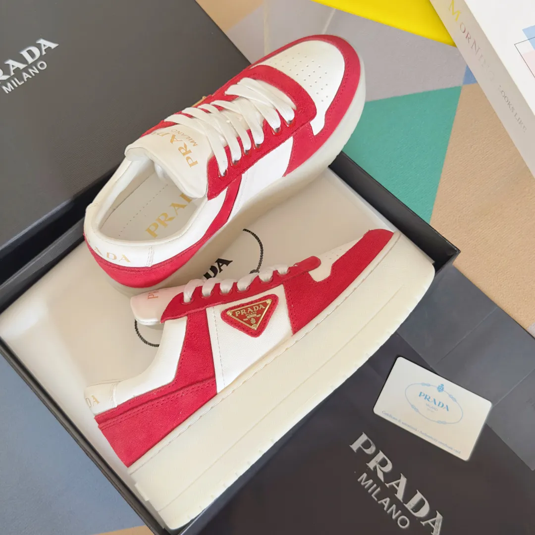 👟👟Ex-factory price 660👟👟 Top version Prada Latest Downtown Bold series Thick sole Platform shoes Triangle logo Casual sneakers White shoes Original purchase and development Production Downtown Bold sneakers are inspired by basketball shoes in the 1980s, with sporty design and exquisite details. Crafted from perforated leather, the statement platform sole provides a unique, modern style. The Prada logo is interpreted from different angles, decorated with the iconic enamel-coated triangular metal logo, highlighting the unique classic style. Exquisite packaging at the delivery counter🛍📦 ▪️Fabric: Original custom imported first-layer cowhide ▪️Inner lining: Original imported soft sheepskin ▪️Outsole: Original molded ultra-light foam material ▪️Sole thickness: 4.5CM ▪️Size: Women's 35-40